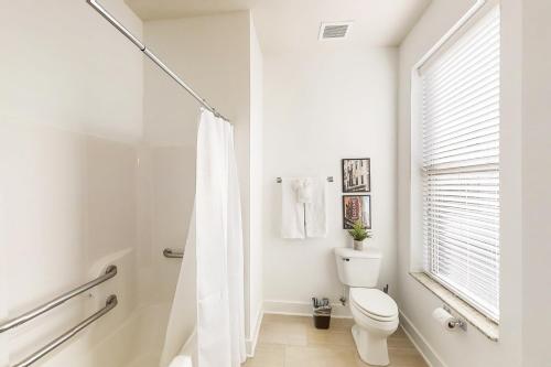 納許維爾的住宿－Urban Escape，白色的浴室设有卫生间和窗户。