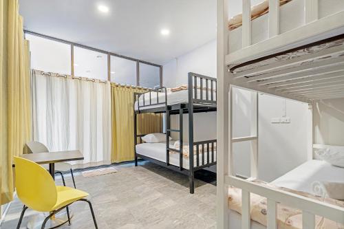 Tempat tidur susun dalam kamar di Chill Inn Lipa Noi Hostel and Beach Cafe