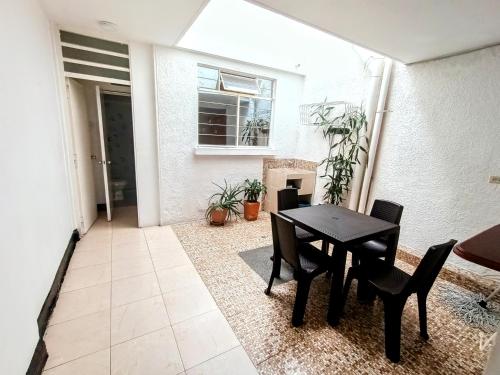 a dining room with a black table and chairs at Apartamento Agradable sector Céntrico de la Ciudad Casa Loma in Armenia