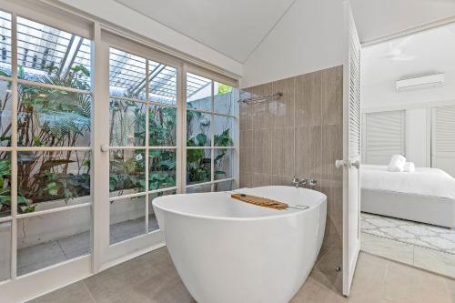 Ένα μπάνιο στο Dwyer St Hamptons Haven