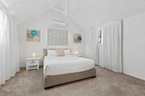 Ένα ή περισσότερα κρεβάτια σε δωμάτιο στο Dwyer St Hamptons Haven