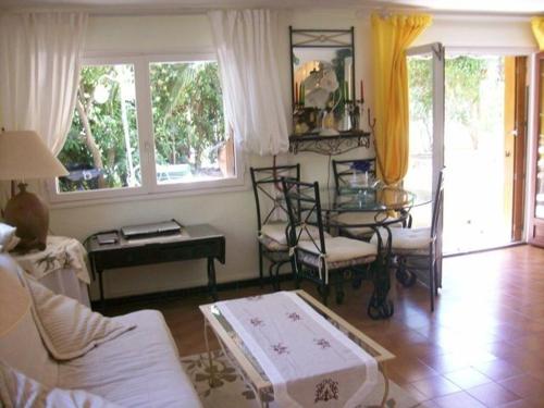 un salon avec un canapé et une table dans l'établissement Appartement cosy avec terrasse et parking, à 2 pas de la plage de Saint-Clair - Ménage inclus - FR-1-251-12, au Lavandou