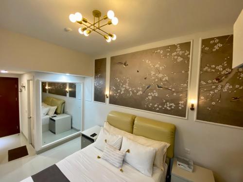 a bedroom with a bed and a painting on the wall at Parkland Avenue Serpong BSD by Owner in Babakan