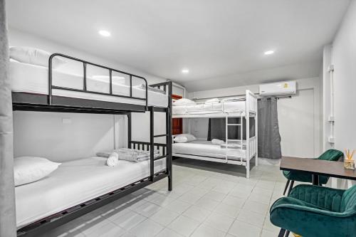 Ένα ή περισσότερα κρεβάτια σε δωμάτιο στο Chill Inn Lipa Noi Hostel and Beach Cafe