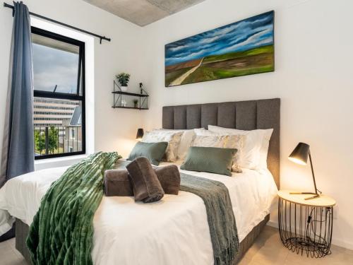 sypialnia z 2 łóżkami i oknem w obiekcie Luxury Accomodation at the Alphen Glen w Kapsztadzie
