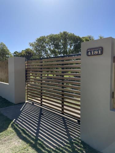 una valla de madera con una puerta en un patio en Departamentos Lidia en Mar del Plata