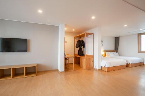 Una cama o camas en una habitación de Heyy Seogwipo Hotel