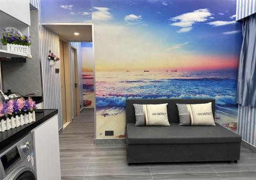 una sala de estar con sofá y una pintura del océano en 3BR Romantic apt, 2mins MTR, 8pax, en Hong Kong