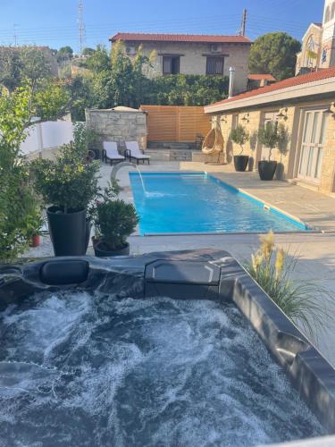 una piscina in un cortile accanto a una casa di Fig&Olive Luxury one bedroom boutique in Pachna a Limassol