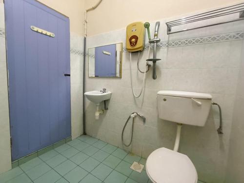 a bathroom with a toilet and a sink at Kota Lodge Guest House in Melaka