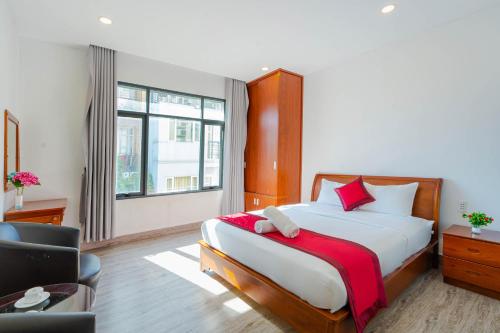 1 dormitorio con 1 cama, 1 silla y 1 ventana en New York Hotel Pham Ngu Lao, en Ho Chi Minh