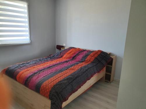 Säng eller sängar i ett rum på location chambre dans plain pied 2 chambres louable