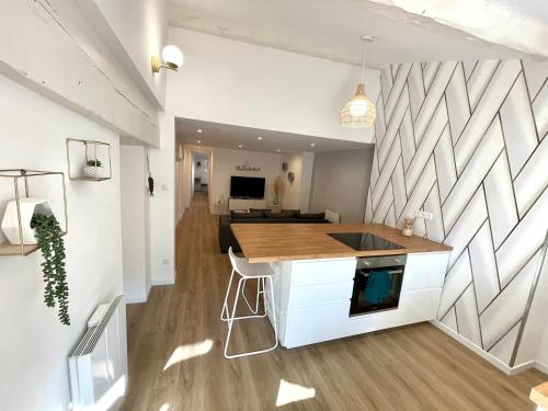 a kitchen with a counter and a kitchen island at Appartement 2 chambres en plein centre ville in Chalon-sur-Saône