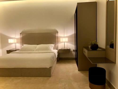 1 dormitorio con 1 cama grande y 2 mesitas de noche en Inbar Residence إنبار ريزدينس شقة عائلية متكاملة, en Riad