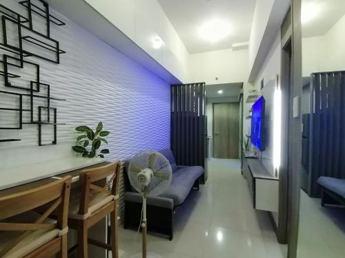 sala de estar con pared de acento morado en Penthouse unit at Coast Residences Walking to PICC/Star City, en Manila