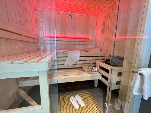 bagno con sauna, pareti rosa e tavolo di NEU! Feriendomizil TraumZeit 1 mit Sauna & Garten a Göhren-Lebbin