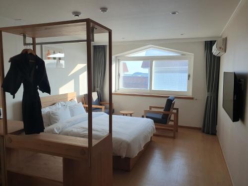 Una cama o camas en una habitación de Heyy Seogwipo Hotel