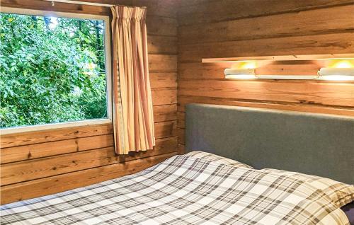 Schlafzimmer mit einem Bett und einem Fenster in der Unterkunft Pet Friendly Home In Meppen With House A Panoramic View in Meppen