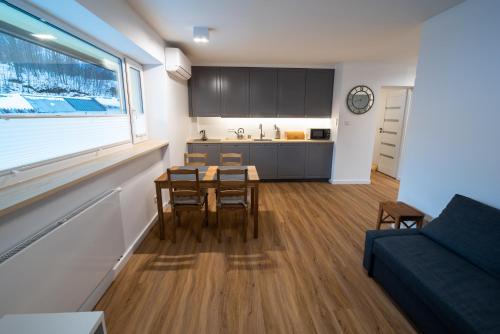 シュクラルスカ・ポレンバにあるFilip 358のキッチン、リビングルーム(テーブル、ソファ付)