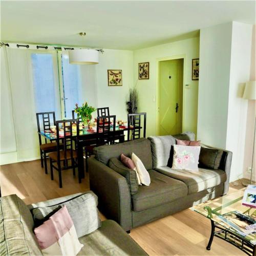 un salon avec un canapé et une table dans l'établissement Sarlat Family 6p centre historique clim garage, à Sarlat-la-Canéda