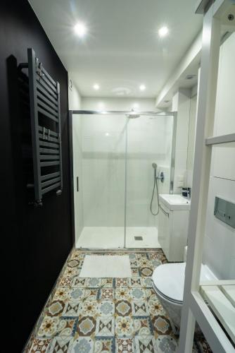 シュクラルスカ・ポレンバにあるFilip 358のバスルーム(シャワー、トイレ付)