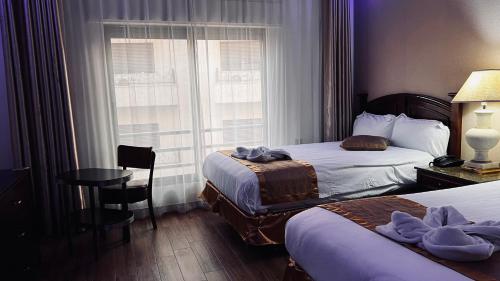 Llit o llits en una habitació de Aljamal Hotel