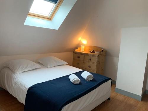 - une chambre avec un lit doté d'une couverture bleue et d'une commode dans l'établissement Maisonnette au calme, 15 kms Honfleur/Deauville, à Les Authieux-sur-Calonne