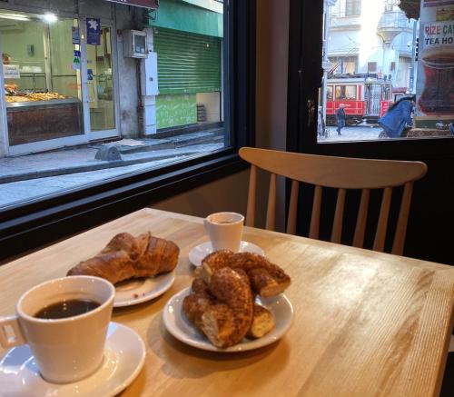 een tafel met twee kopjes koffie en gebak bij Li Hotel Pera in Istanbul