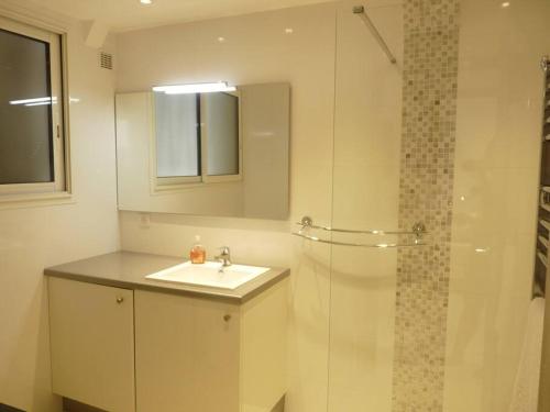 une salle de bain avec un lavabo et une douche dans l'établissement Two bedroom apartment next to the Croisette in Cannes a short walk to the Palais des Festivals - 1961, à Cannes