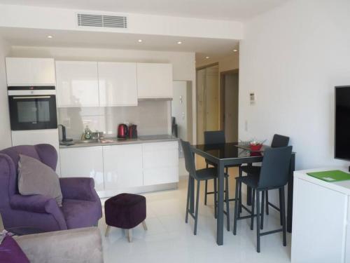 une cuisine et un salon avec une table et des chaises dans l'établissement Two bedroom apartment next to the Croisette in Cannes a short walk to the Palais des Festivals - 1961, à Cannes