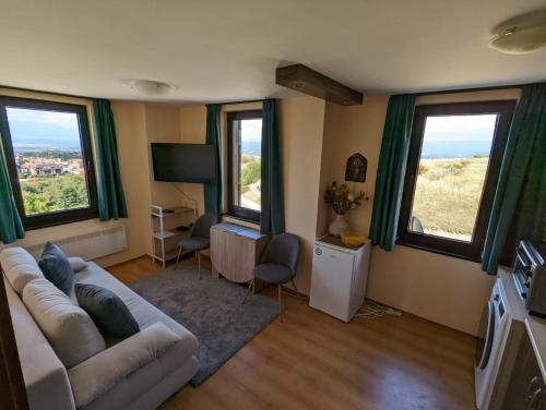 Posezení v ubytování Stylish 2BD Apartment with Panoramic Mountain View by Flat Mаnager