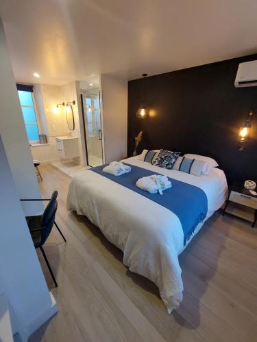 Giường trong phòng chung tại L'incontournable - Loiret Spa