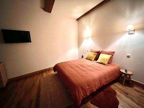 a bedroom with a bed and a flat screen tv at Chambres Privées des HAMY au coeur du parc national ENTRÉE AUTONOME in Arc-en-Barrois