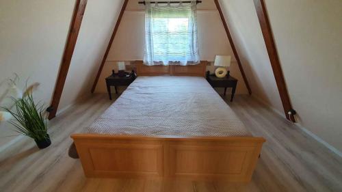 Posteľ alebo postele v izbe v ubytovaní Holiday home in Balatonmariafürdo 43118