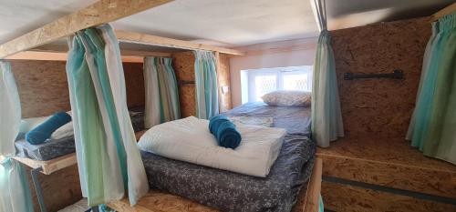 Bee Hostel Paphosにあるベッド