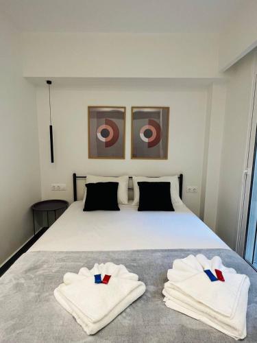 Postel nebo postele na pokoji v ubytování Likourgou Suite Dialog number 1