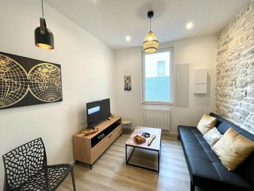 TV a/nebo společenská místnost v ubytování APPARTEMENT 1 CHAMBRE AVEC ENTREE INDIVIDUEL