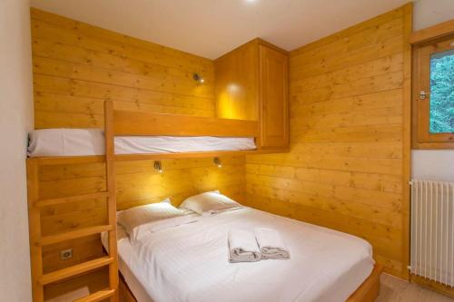 - une chambre avec un lit et 2 lits superposés dans l'établissement Les Dryades - Appartement lumineux avec grand balcon et vue sur la montagne, à Les Allues