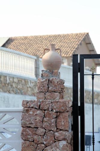 a vase sitting on top of a stack of bricks at Finca La Ecarada. Férez (Albacete) in Férez