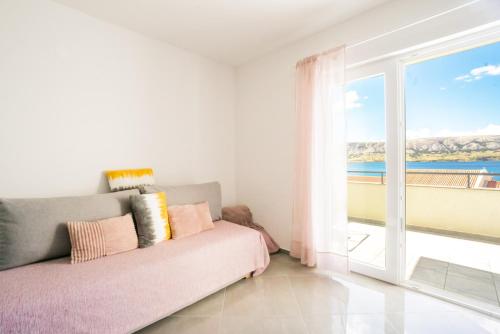 uma sala de estar com um sofá e uma grande janela em Reful Top modern facility with large terrace or balcony em Metajna