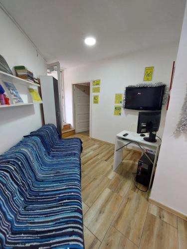 1 dormitorio con 1 cama y escritorio con ordenador en Hostel Inn Downtown, en Belgrado