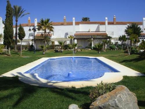 una gran piscina en el patio de una casa en La Casita de Marina Golf-Costa Ballena, en Cádiz