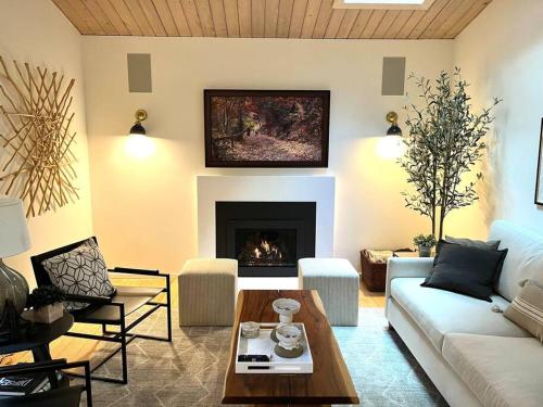 uma sala de estar com um sofá e uma lareira em Window to the Redwoods - Near Downtown MV, Dipsea Trail, & Muir Woods em Mill Valley
