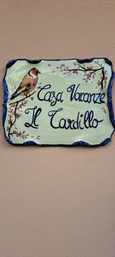 ein Schild an der Wand mit einem Vogel drauf. in der Unterkunft Il cardillo in Castelfrentano
