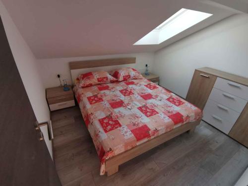 Un dormitorio con una cama y una claraboya. en Apartment in Ugljan - Insel Ugljan 42969, en Ugljan