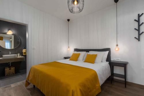 een slaapkamer met een groot bed en een gele deken bij Apartments in Porec - Istrien 43009 in Poreč