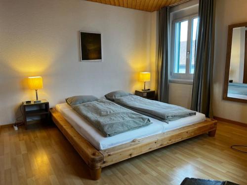 เตียงในห้องที่ Charmante und zentrale Wohnung am Weiherpark Arbon