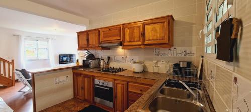 Cuisine ou kitchenette dans l'établissement La Maison Bleue, 4 chambres, La-Plaine-des-Palmistes