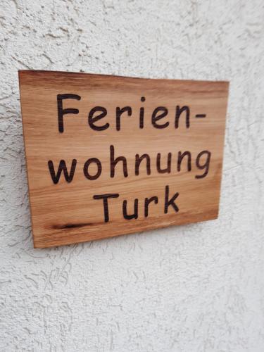 a sign on a wall that reads feather working truck at Kleine gemütliche Ferienwohnung günstige Lage in Wernigerode