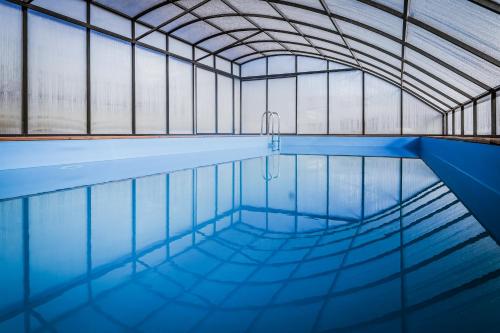 an empty swimming pool with a large ceiling at Domki na Kaszubach - Chabry i Rumianki - Roztoka, Przywidz - Basen Sauna Jacuzzi KASZUBY in Roztoka